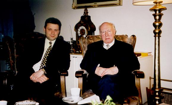 Kardinaal Willebrands en pater Johan Goossens (11 januari 2002)