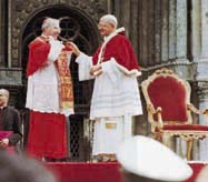 Paus Paulus VI legt de stola om bij kardinaal Albino Luciani (16 september 1972)
