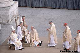 De kardinalen brengen een groet aan de nieuwe paus op het St.-Pietersplein op 3 september 1978